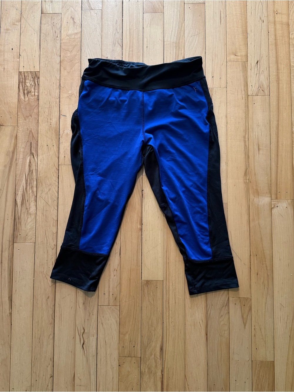 Danskin Blue and Black Cropped Active Capri Leggings